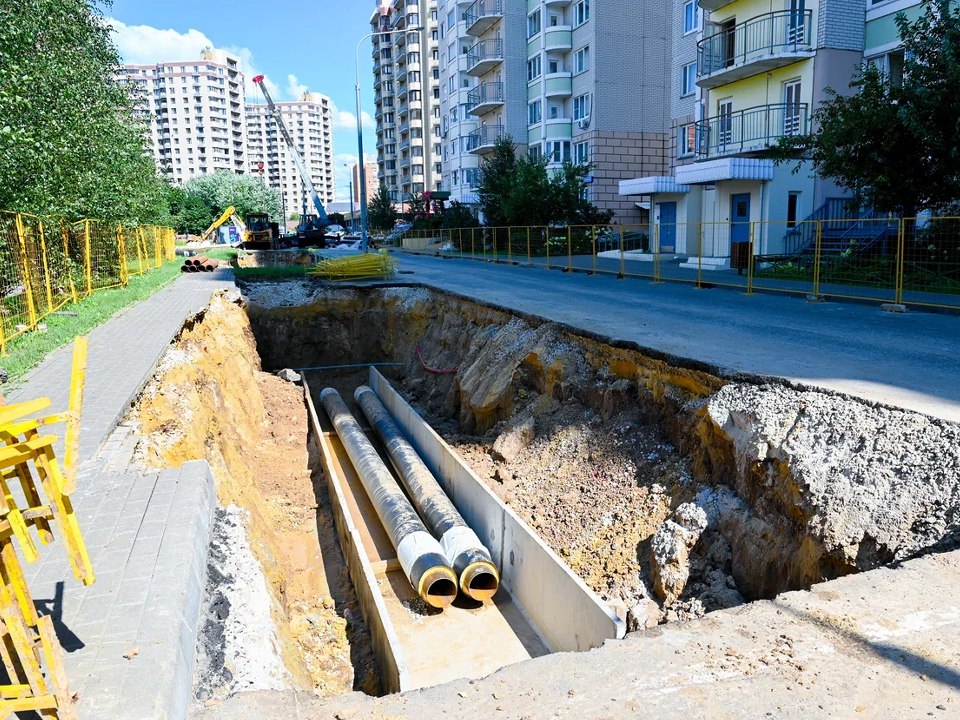 Износ теплосетей в городах России достиг 70 При этом тепловики заменяют в год около 2 2 сетей вместо предусмотренных стратегией 5 передают Известия Инфраструктура продолжает деградировать растёт риск крупных коммунальных аварий Примечательно что около половины из 170 тыс км тепловых сетей уже нуждаются в замене а ежегодно аварийными признаются примерно 3 сетей В зоне ненадежного теплоснабжения проживают более 41 млн человек порядка 35 населения страны Эксперты уверены что запланированных 4 5 трлн руб на модернизацию ЖКХ до 2030 года недостаточно Реальная потребность как минимум вдвое выше Как часто в вашем городе происходят аварии на теплосетях постоянно всю зиму сижу без отопления бывают 1 2 раза за сезон у меня всё хорошо всю зиму в тепле общество россия