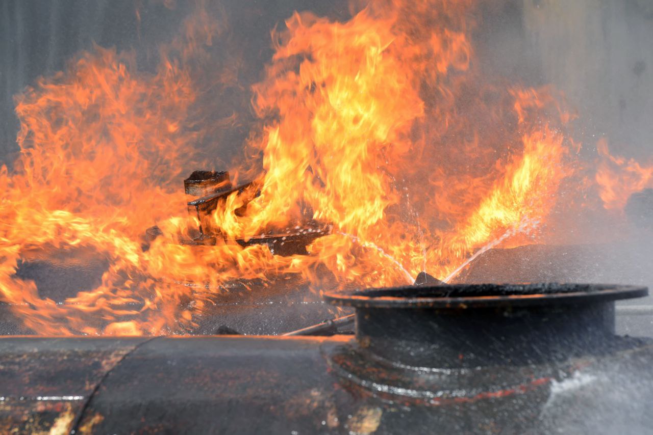 В Серпухове на нефтебазе горел бензовоз По данным местных СМИ вечером 26 октября на нефтебазе в Серпухове произошло возгорание бензовоза Для тушения были вызваны пожарные бригады из нескольких соседних городов в том числе Подольска Ступино Чехова Пожару была присвоена третья степень опасности погасить огонь удалось за час Пострадавших в результате ЧП не было НиК напомним что в марте текущего года на нефтебазе в Серпухове фиксировался пожар после падения обломков вражеского беспилотника Его удалось оперативно потушить