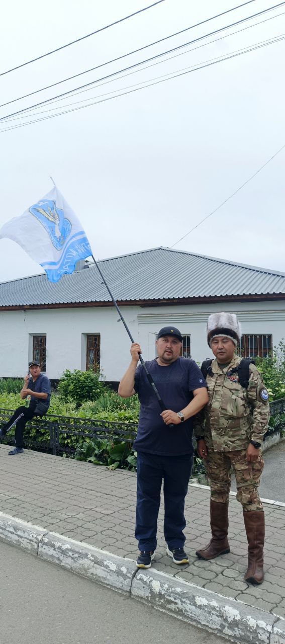 Крупный митинг против ликвидации сельсоветов проходит на Алтае Около 2 тыс. человек вышли на согласованную акцию против муниципальной реформы в Горно-Алтайске, сообщил общественник Павел Пастухов в своём телеграм-канале. Других оценок пока не поступало, но на опубликованных в соцсетях видны сотни людей. Пока это крупнейшая акция против реформы местного самоуправления в регионах России. Жители съезжались из районов республики, некоторые пришли в национальных костюмах. Среди плакатов заметны надписи «Руки прочь от нашего Алтая», «Мы против оккупации наших земель олигархами» и «Баатыры Чике-Тамана — герои Алтая» — 12 июня на перевале Чике-Таман прошла акция против реформы, люди перекрывали федеральную трассу. Жители уже провели несколько акций протеста и народные сходы в поселениях, официально не поддержав законопроект. Среди противников есть и муниципальные, и региональные депутаты. В день митинга в Горно-Алтайске наблюдаются массовые жалобы на работу мобильного интернета. Федеральные власти приняли закон, позволяющий ликвидировать двухуровневую систему местного самоуправления. Решение формально оставили на усмотрение региональных властей. На Алтае правительственный законопроект предполагает ликвидацию сельсоветов и объединение их в муниципальные округа в пределах территорий нынешних районов. В то же время документ сохраняет возможность прямых выборов глав муниципальных округов, в отличие от других регионов Сибири, где принимают аналогичную реформу. Парламент Алтая рассмотрит законопроект 24 июня. Фото и видео Подписаться Прислать новость Помочь бустами