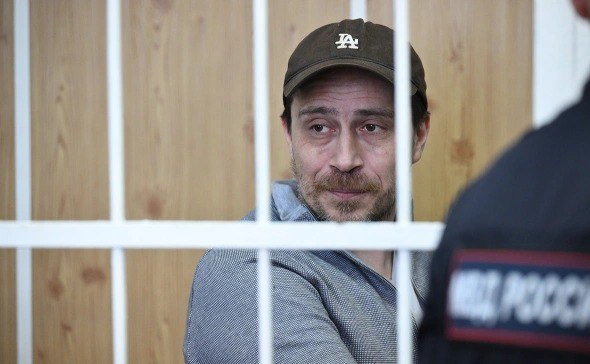 Вынесен приговор основателю ChronoPay Павлу Врублевскому Хамовнический суд Москвы признал виновным и назначил наказание в виде 10 лет лишения свободы общего режима и штрафа в 1 5 миллиона рублей основателю компании ChronoPay Павлу Врублевскому обвиняемому в мошенничестве как передает корреспондент Известий из зала суда В ходе прений сторон гособвинение запросило Врублевскому 12 лет колонии Мужчина также обвиняется в краже отмывании денег и неправомерном обороте средств платежей Помимо Врублевского приговор вынесен и другим фигурантам дела Сотрудники ChronoPay Алексей Беляев и Матвей Ведяшкин получили 8 лет лишения свободы и штраф в один млн рублей и 4 года и штраф 50 тыс рублей соответственно Надежде Акимовой назначено наказание в виде 6 лет лишения свободы и штрафа в размере 1 млн рублей Ранее мы сообщали о том что Павел Врублевский зачитал своё последнее слово созданное нейросетью Анонимный Молотников Читайте нас в MAX