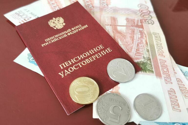 Рост пенсий работающих пенсионеров в России  По данным Социального фонда, пенсии работающих пенсионеров за год выросли на 3,4 тысячи рублей — с 17 705 рублей в июне 2024 года до 21 114 рублей в июне 2025 года. Пенсии неработающих пенсионеров увеличились на 2,2 тысячи рублей, достигнув 24 005 рублей.    Общая численность пенсионеров сократилась на 177 тысяч человек, достигнув 40,856 миллиона. Количество работающих сократилось до 7,782 миллиона, а неработающих — до 33,074 миллиона.