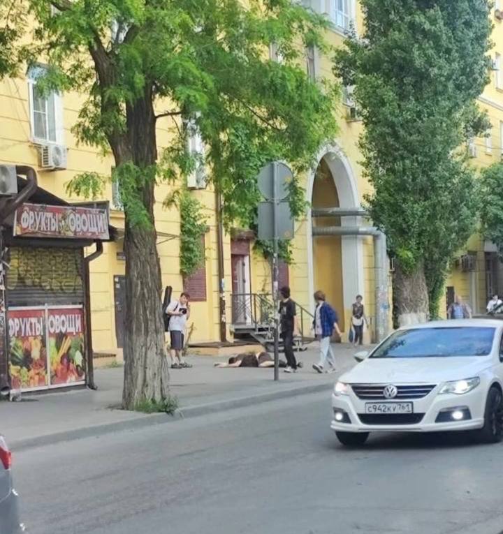 В Ростове задержан подозреваемый в убийстве прохожего В Братском переулке Ростова-на-Дону произошло убийство — на прохожего напал неизвестный с ножом. От полученных ранений мужчина скончался на месте. Очевидцы сразу сообщили о случившемся в полицию. Правоохранители оперативно прибыли на место и задержали предполагаемого преступника на соседней улице. Сейчас его доставляют в отделение для выяснения всех обстоятельств произошедшего. Подписаться на "Новости Ростова" Прислать новость