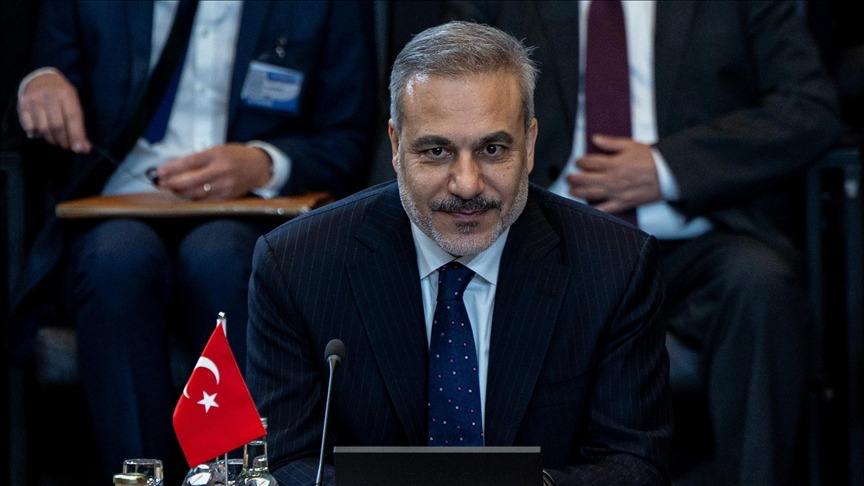 Глава МИД Турции примет участие в министерском заседании ОБСЕ Министр иностранных дел Турции Хакан Фидан примет участие в 32 м заседании Совета глав МИД Организации по безопасности и сотрудничеству в Европе ОБСЕ которое состоится в столице Австрии Вене 4 5 декабря Об этом сообщают источники в турецком МИД Согласно сообщению запланированы двусторонние встречи главы турецкой дипломатии с рядом коллег Хакан Фидан выступит на стартовом пленарном заседании в первый день конференции Подробнее на нашем сайте v aa com tr 3761170 24 7 в сутки с Агентством Анадолу