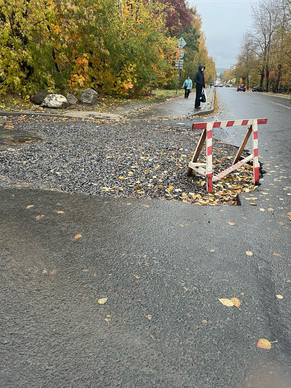 "Разнесли и бросили": жители Петрозаводска продолжают жаловаться в соцсетях на коммунальщиков. На этот раз "Водоканал" расковырял новый асфальт на пересечении улиц Мелентьевой и Ведлозерской. Люди пишут, что зима не за горами, а воз и ныне там.  В администрации ответили, что асфальт залатают не раньше 9 ноября, а пока ведутся работы по устранению коммунальной аварии. Что-то нам подсказывает, что снегопады начнутся намного раньше этой даты. В таком случае придется по традиции ждать до лета?   5 5 5  Подписаться   Прислать новость