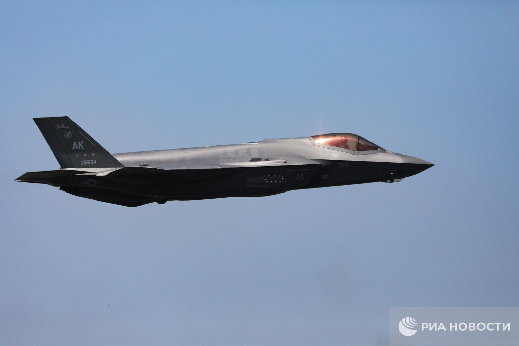 Lockheed Martin хочет разработать самоуправляемую версию истребителя F-35, пишет Defense One. Опциональное автономное управление, как считают в компании, может быть внедрено в "относительно скромные" сроки. Портал напоминает, что F-35 уже оснащен некоторыми автономными функциями – на демонстрациях в 2023-м истребитель пролетел 11 минут после катапультирования пилота. Но о полной автономии до этого момента речь не шла.