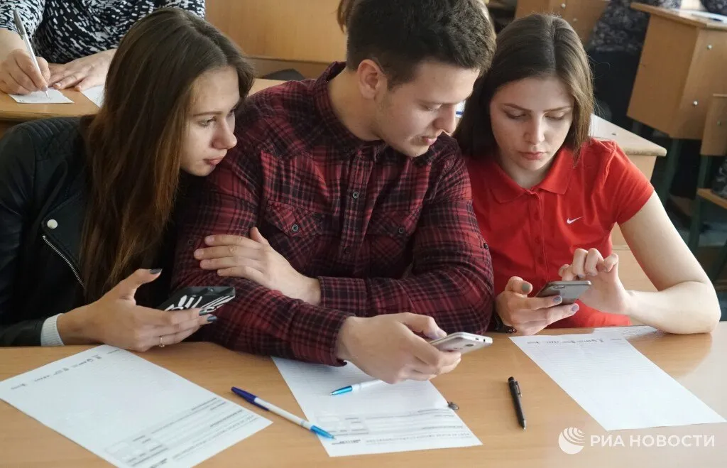 Запрет на смартфоны в школах поддерживает абсолютное большинство родителей в России показало исследование Такого же мнения по этому вопросу придерживаются и учителя Подписаться на РИА Новости