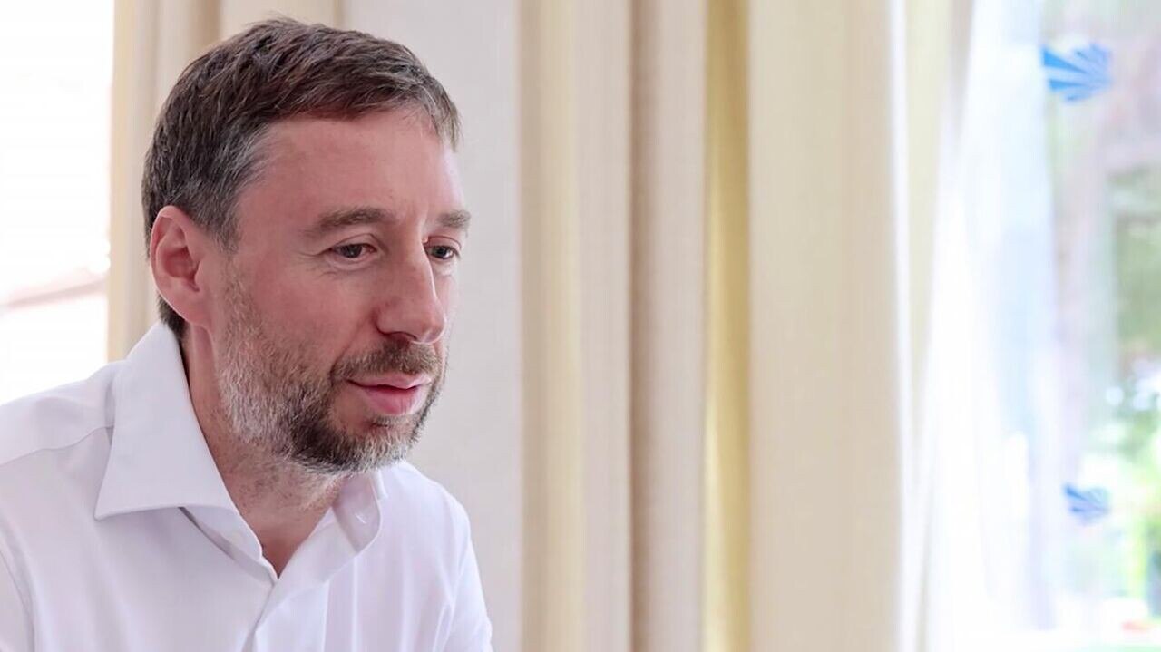Бывший муж основательницы Wildberries возглавит цифровую трансформацию М Видео Эльдорадо Владислав Бакальчук займется развитием онлайн направления ритейлера Владислав Бакальчук бывший муж основательницы Wildberries назначен ответственным за цифровую трансформацию компании М Видео Эльдорадо Его задачей станет повышение доли онлайн продаж и построение технологичной экосистемы Генеральный директор М Видео Эльдорадо Феликс Либ отметил Уверен что его глубокая экспертиза в сфере электронной коммерции логистики и построении ИТ позволит не только повысить эффективность действующих бизнес процессов но и запустить кардинально новые решения Бакальчук заявил что видит высокий потенциал развития компании в области онлайн ретейла и намерен сделать онлайн продажи превалирующими Наши соцсети taplink cc themoscowpost