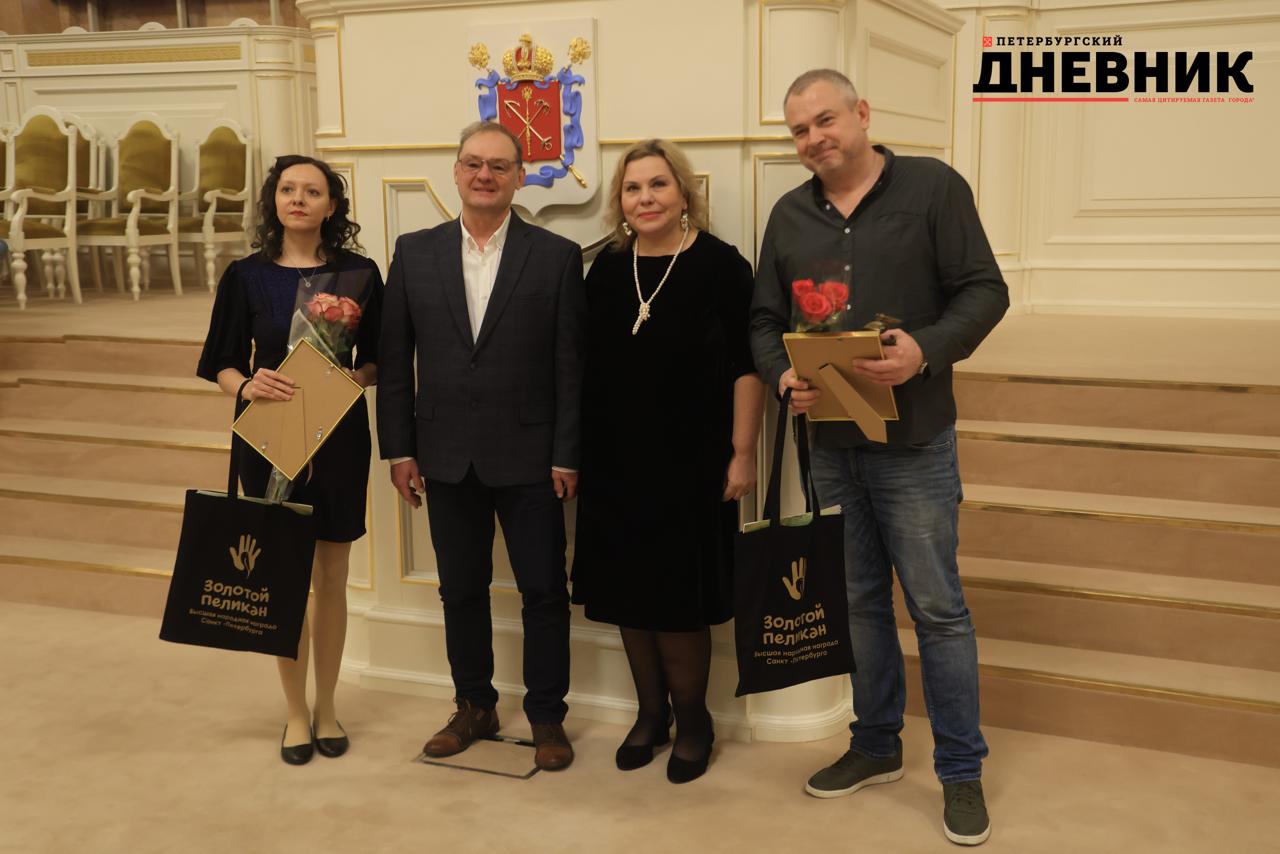 Главный выпускающий редактор сайтов Петербургский дневник и Вечерний Санкт Петербург удостоена награды в номинации Публицистика Жители Северной столицы определяли посредством голосования победителей за выдающиеся достижения в области благотворительности творчества и социальной работы В этом процессе приняли участие более 100 тысяч петербуржцев Всего 13 номинаций В категории Публицистика награды удостоена главный выпускающий редактор сайтов Петербургский дневник и Вечерний Санкт Петербург Ирина Лисова Она выступила автором комикса Слава Самбо который выходил в том числе на страницах газеты Петербургский дневник Также Ирина Лисова написала книгу Девочка которая умела летать как итог изучения биографии первой дипломированной женщины летчицы России Лидии Зверевой Историко патриотическое произведение вошло в каталог 100 лучших новых книг для детей и подростков в 2024 году Кроме того книга вышла в финал литературной премии имени Даниила Гранина и стала лауреатом всероссийской литературной премии имени Алексея Константиновича Толстого Также несколько лет Ирина Лисова изучала архивы знаменитого советского писателя натуралиста Виталия Бианки и написала книгу о нем которая готовится к выходу Золотой пеликан очень ценная премия особенно когда это народное признание Получается что всё что я делала в своей творческой работе было не зря И это ставит дальнейшую определенную планку оправдать почетное звание и не опускаться ниже а работать еще больше отметила Ирина Лисова Премия Золотой пеликан вручается с 1995 года За все время существования высокую награду получили более 600 лауреатов Фото Александр Глуз Подписаться на Петербургский дневник в МАХ