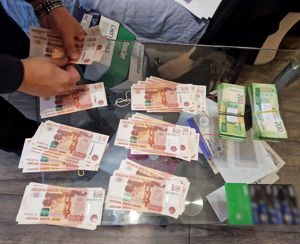 Свыше 28 млн рублей маткапитала похитил южноуралец Преступную схему выявили оперативники УФСБ Южного Урала. Обман заключался в следующем, учредитель кредитно-потребительного кооператива с соучастниками, оформляли фиктивные документы о предоставленном займе для индивидуального жилищного строительства. После бумаги направлялись в соцфонд для предоставления материнского капиатала. «Для реализации незаконных действий учредитель кооператива приискивал женщин, желающих распорядиться денежными средствами по своему усмотрению, а не для направления их на предусмотренные законом цели», – рассказали в УФСБ Южного Урала. После поступления денег на счет они обналичивались, что позволило преступникам с 2017 по 2023 годы похитить более 28 млн рублей выданных Социальным фондом России. На задержанного сотрудниками УФСБ региона в августе 2023 года организатора незаконного бизнеса возбудили уголовное дело по фактам мошенничества в сфере страхования в крупном размере и покушение на мошенничество при получении выплат. Как рассказали в пресс-службе УФСБ расследование завершено, в ближайшее время челябинец предстанет в суде Центрального района.