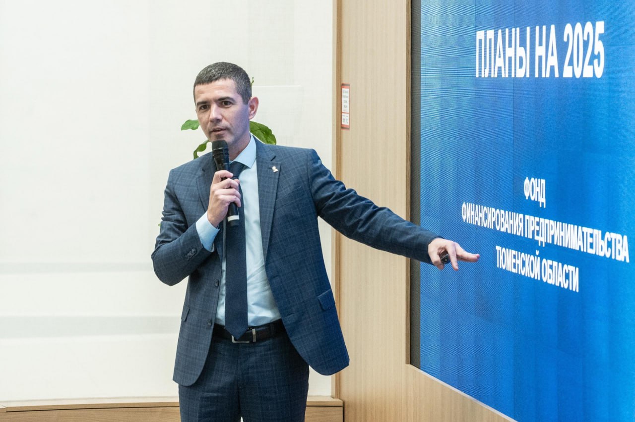 Продлили арест директору «Фонда финансирования предпринимательства Тюменской области» Алексею Мартыну. Его обвиняют в растрате. Вместе с ним по делу проходит сын бывшего советника губернатора Ольги Езикеевой — Эдуард Езикеев. Мартын будет находиться под домашним арестом до 16 июня. Езикееву избрана мера пресечения в виде запрета определённых действий на тот же период. По данным источников , Алексея Мартына подозревают в махинациях с займами, а Езикеев якобы был пособником. Пока что на сайте правительственного фонда Алексей Мартын всё ещё указан в качестве гендиректора. Микрокредитная компания «Фонд финансирования предпринимательства» — некоммерческая организация. Фонд занимается поддержкой малого и среднего бизнеса, выдаёт микрозаймы.