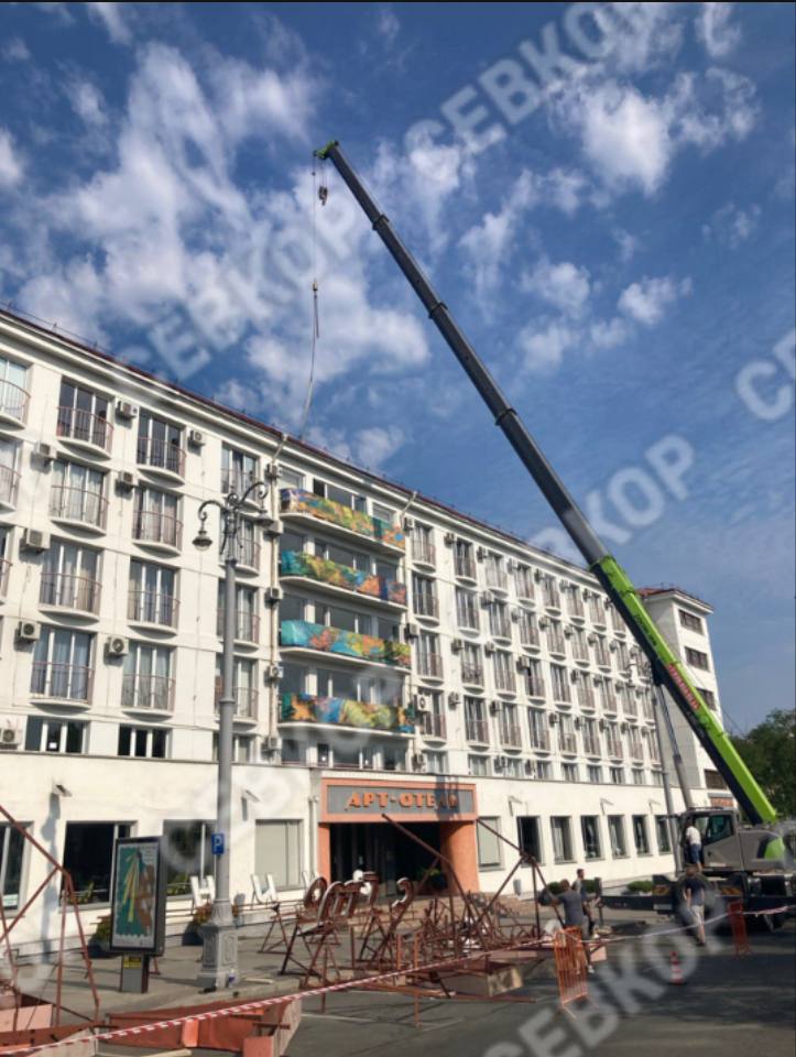 Самая обсуждаемая новость с утра в Севастополе: с гостиницы «Украина» сняли буквы названия  Упоминание названия «Украина» пропало и с сайта отеля — теперь он упоминается только как «Арт-отель» в Севастополе на Гоголя, 2.  Как уже сообщалось, в этом году у отеля сменился владелец на «Союз Маринс Групп», в управлении которой ялтинский «Интурист» и сеть Marins Hotels.  Официальной информации по поводу ребрендинга гостиницы в Севастополе пока нет.    Читайте Севкор