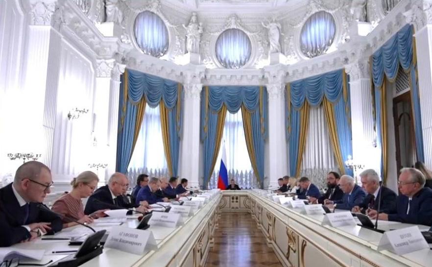 Глава СК России принял участие в заседании межведомственной комиссии Совета Безопасности  Председатель Следственного комитета Российской Федерации Александр Иванович Бастрыкин принял участие в заседании межведомственной комиссии Совета Безопасности, состоявшемся под руководством заместителя Председателя Совета Безопасности Российской Федерации Дмитрия Анатольевича Медведева.  На мероприятии обсуждались вопросы миграционной политики, в том числе связанные с въездом и выездом иностранных граждан.  В соответствии с планом мероприятий по реализации в 2024 – 2025 годах Концепции государственной миграционной политики Следственный комитет, осуществляя полномочия в сфере уголовного судопроизводства, последовательно, комплексно и активно проводит работу по пресечению преступности иностранных граждан и в сфере миграционных отношений. Такая деятельность организована в слаженном взаимодействии с оперативными структурами, используются современные криминалистические  и экспертные возможности.  На совещании отмечено, что в настоящее время идет работа над обновлённым проектом Концепции государственной миграционной политики, которая должна отражать требования к государственной миграционной политике, включая противодействие незаконной миграции и защиту наших граждан.    Информационный центр СК России