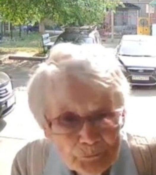 Пермская полиция ищет пожилую женщину, подозреваемую в мошенничестве. В июне она забрала у двух пенсионеров более 550 тысяч рублей. Полиция не исключает, что пенсионерка сама стала жертвой обмана и ее использовали как курьера. УМВД по Перми Подписаться Прислать новость