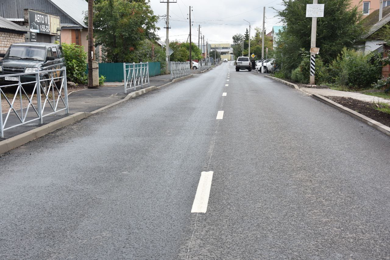 В Оренбурге в 2026 году отремонтируют дороги по заявкам жителей В рамках нацпроекта Инфраструктура для жизни в городе обновят участки выбранные по обращениям горожан В предварительный список вошли улица Спартаковская с парковкой у больницы 1 я Пугачёвская улицы Кривцова Есимова дублёр проспекта Гагарина и другие участки Приоритет дороги к школам поликлиникам и детсадам Учитывается транспортная нагрузка статистика ДТП и состояние покрытия Предложения можно оставить через Госуслуги муниципальные приёмные и онлайн платформы