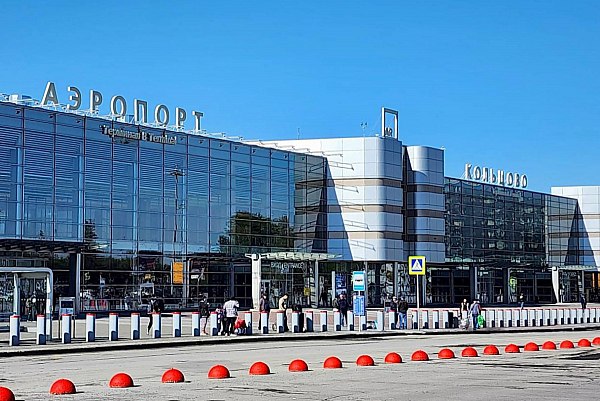 Представители аэропорта Кольцово опровергли отравление пассажиров в бизнес-зале Внутренняя проверка екатеринбургского аэропорта Кольцово не подтвердила отравление двух пассажиров после завтрака в бизнес-зале – блюда готовились и хранились с соблюдением всех санитарных норм, других жалоб на качество еды не было, заявили в пресс-службе аэропорта. Об этом сообщает ТАСС. Ранее в СМИ появилась информация, что супружескую пару экстренно госпитализировали с рейса Екатеринбург – Горно-Алтайск. Со слов пассажиров, они отравились в бизнес-зале Кольцово. "По этому случаю проведена внутренняя проверка. Факторов, которые могли бы привести к отравлению, выявлено не было. Блюда готовились и хранились с соблюдением всех санитарных норм, включая соблюдение температурного режима, сроков годности. При этом в этот день в бизнес-зале завтракало около 200 пассажиров и иных жалоб на качество еды не поступало", – сообщили в пресс-службе. aviaru.net/n283301