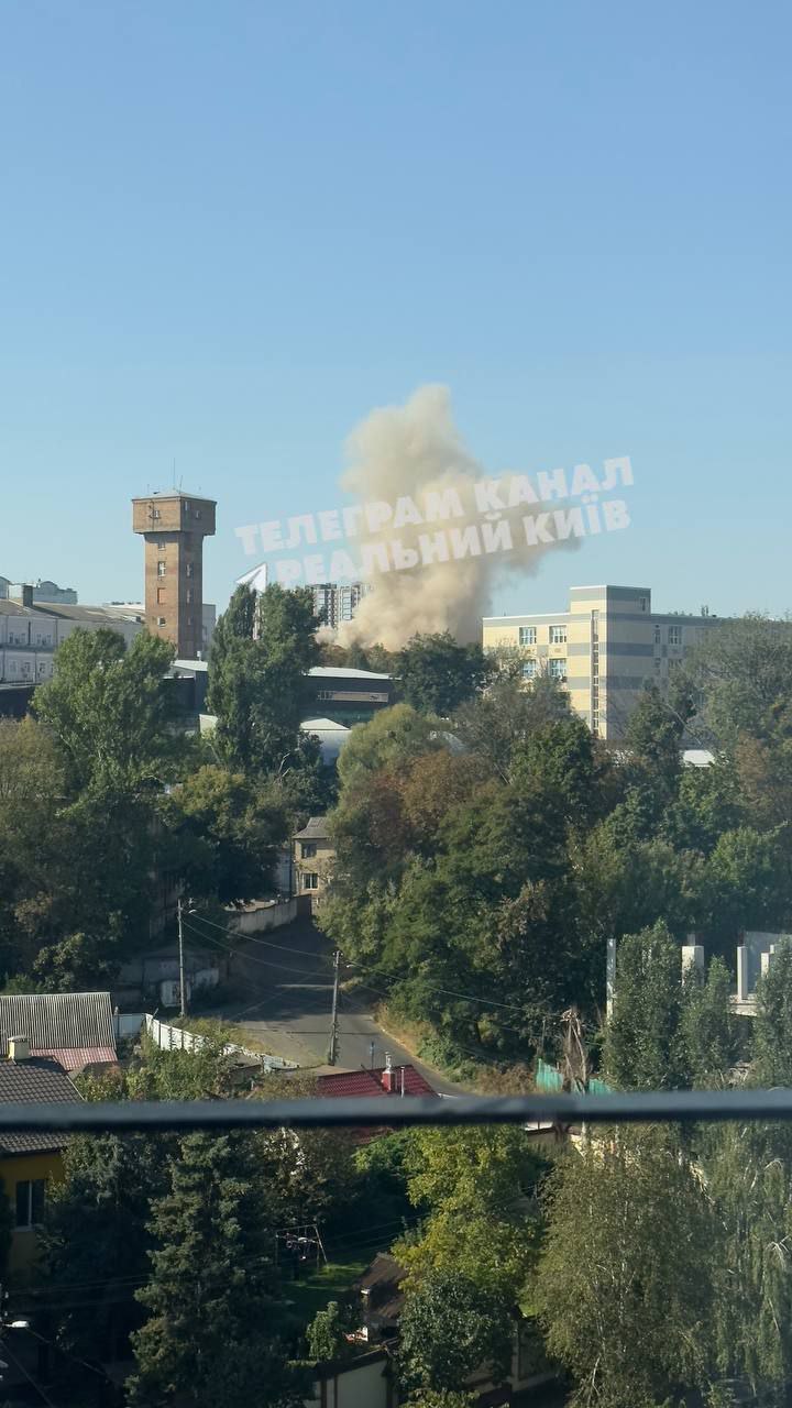 Взрыв, который слышали в Киеве, произошел на складе в районе метро Васильковская.  Об этом сообщают паблики.