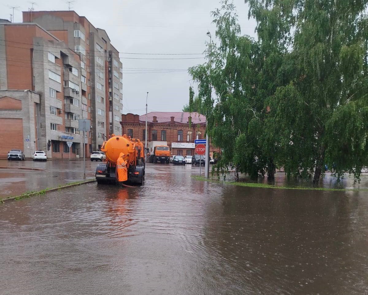 Электробус в Красноярске не вышел на линию из-за дождя В Красноярске из-за сильного дождя временно приостановил работу электробусный маршрут № 1, сообщили в мэрии. В пресс-службе пояснили, что электробусы не могут работать из-за большого количества воды на дорогах. Горожан обещали предупредить, когда их движение будет восстановлено. Напомним, электробусы появились в Красноярске в 2024 году. Для города приобрели 20 таких машин. Ходят электробусы по маршруту от микрорайона «Северный» до микрорайона «Тихие зори» по Октябрьскому мосту. В администрации города отметили, что за ночь и утро выпала половина месячной нормы осадков. Некоторые места оказались подтопленными. На улицах работает откачивающая техника. Newslab