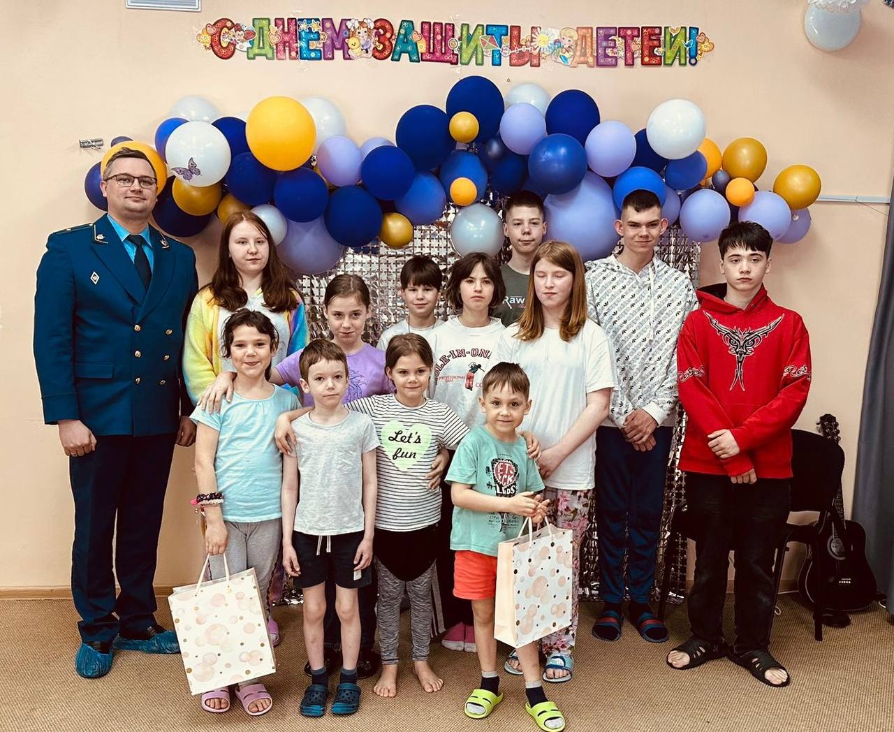 В преддверии Международного дня защиты детей и непосредственно в сам праздник работники прокуратуры навестили воспитанников подшефных социальных учреждений и поздравили ребят К детям обратились с добрыми пожеланиями здоровья, радости, успехов в обучении, исполнения заветных желаний. Прокуроры также поздравили воспитателей, отметив важность их работы. Теплые и дружеские встречи завершились вручением подарков и улыбками детей. Прокуратура Карелии