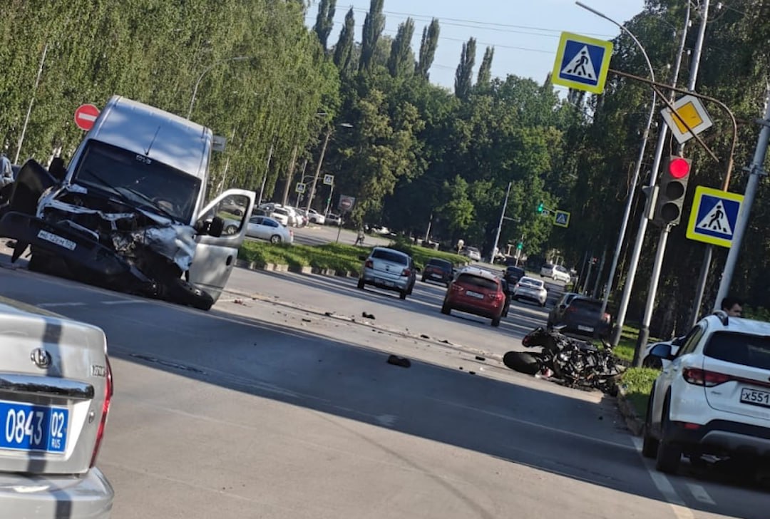Символично Сегодня утром в Салавате 27-летний байкер проскочил на красный и врезался в машину ритуального агентства. К моменту прибытия врачей мотоциклист Иван К. был мертв. "Мужчина не имел соответствующей категории на право управления двухколесным транспортом", - сообщили в ГАИ. #Салават, #мотоциклисты, #у_меня_хрен_проскочишь, #дтп, #псж, #красный_же