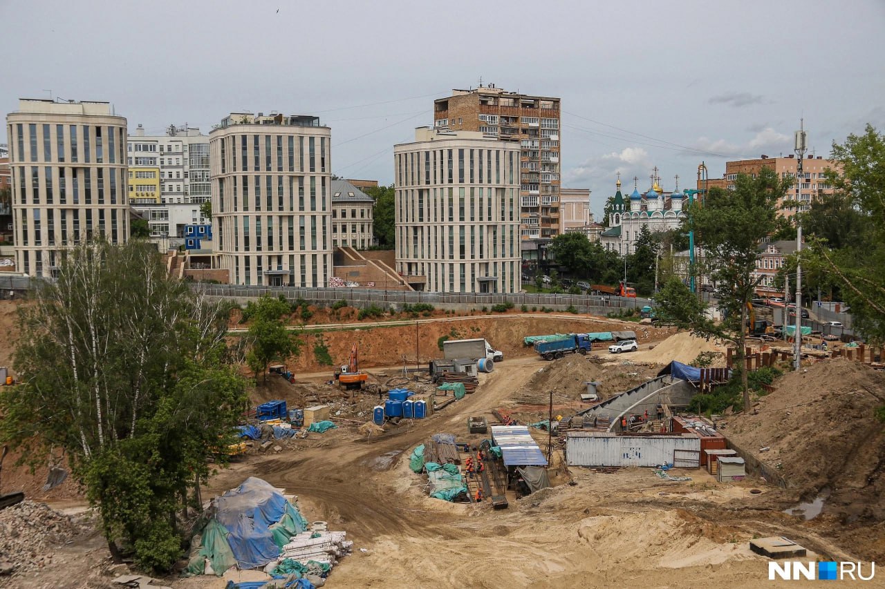 Мост, связывающий улицы Большую Покровскую и Ильинскую, планируют достроить в ноябре. Старый Студенческий мост признали аварийным и разобрали прошлым летом. Новый мост построят в рамках создания террасного парка. Пока подрядчик укрепляет склоны и прокладывает пешеходный тоннель, который соединит две части оврага, рассказали в мэрии. Благоустройство парка начнется после окончания инженерных работ. Сколько для этого потребуется еще времени, не уточняется. Подпишись Предложи новость