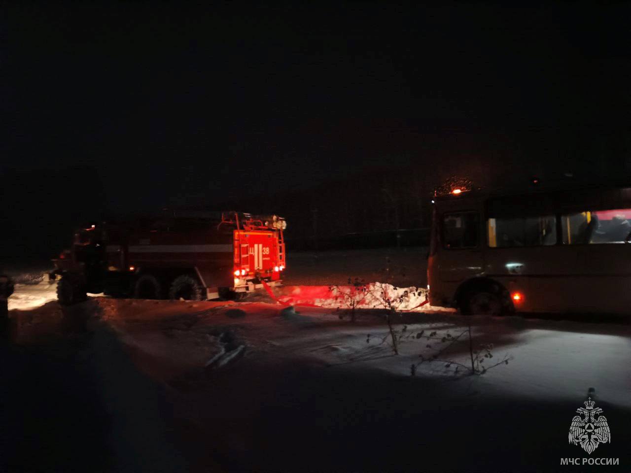 Школьный автобус застрял по пути в снегу в Заринском районе.  Сегодня утром он ехал вместе с детьми со станции Батунная до села Комарское. Водителю пришлось обратиться в службу спасения. Пожарная машина успешно отбуксировала школьников из снежного плены.  Спасатели призывают водителей следить за сообщениями о непогоде и за обстановкой на зимних дорогах.    Подписаться   Прислать новость