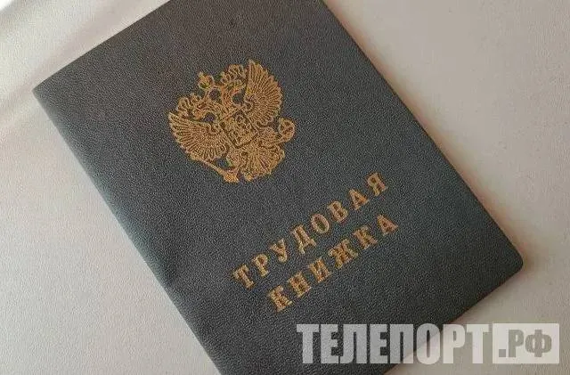 Дресс код для офисных сотрудников есть почти у половины компаний Благовещенска При этом большинство сотрудников таких организаций покупают необходимую одежду полностью за свой счет С корпоративными требованиями к одежде сталкиваются 46 офисных сотрудников Из них 10 работают в условиях строгого дресс кода а 36 просит придерживаться делового стиля Такими результатами опроса проведенного с 2 по 13 апреля этого года поделились в SuperJob В исследовании приняли участие офисные сотрудники работающие на территории работодателя Большинство а именно 82 сотрудников компаний где принят дресс код покупают офисную одежду полностью за свой счет У 8 опрошенных работодатель полностью компенсирует расходы или предоставляет корпоративную одежду и обувь а еще 8 компенсируют частично или выдают отдельные предметы гардероба В среднем респонденты говорят что на соблюдение дресс кода уходит около 31 200 рублей Дресс код принятый в компании нравится 58 работников а 11 относятся к нему негативно Спокойно необходимость соблюдать корпоративный стиль в одежде воспринимают 53 опрошенных С пониманием относятся еще 39 Отрицательно только 6 Сотрудники довольно высоко оценивают влияние внешнего вида и манеры одеваться на карьеру Так по 10 балльной шкале средняя оценка составила 5 2 балла Женщины придают этому фактору чуть большее значение чем мужчины 16 опрошенных считают что их внешний вид и соблюдение дресс кода стали решающими для карьерного роста они поставили 10 баллов из 10 ТЕЛЕПОРТ РФ здесь все об Амурской области  Мы в МАХ  Написать нам