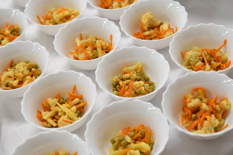 Доля местных продуктов питания в соцучреждениях Кузбасса выросла и составила более 92 Сегодня на совещании в Правительстве региона обсуждали объемы закупок организациями образования здравоохранения и социальной защиты региона продукции местных товаропроизводителей для организации питания По итогам трех кварталов текущего года доля кузбасской продукции в меню соцучрежедний составила более 92 что на 2 5 больше чем годом ранее Так в системе образования Кузбасса более 1 500 учреждений закупают продукты для организации питания в детских садах детских домах школах техникумах и колледжах На текущий момент заключено около 92 тысяч контрактов на сумму 2 3 млрд рублей Из этих средств на товары местных производителей приходится 1 8 млрд рублей что составляет 77 67 в 1 квартале У местных производителей на 100 традиционно закупаются хлеб и хлебобулочные изделия овощи корнеплоды и бахчевые культуры молоко молочные продукты яйца   kuzzbas ru news economy 77095 html