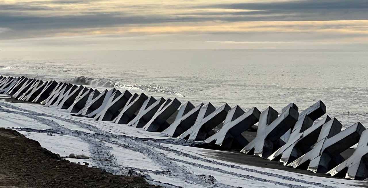 На Камчатке участок дороги после мыса Левашова укрепят тетраподами В 2025 году участок дороги «Усть-Большерецк – посёлок Октябрьский» после мыса Левашова укрепят тетраподами. Об этом сообщил глава региона Владимир Солодов на встрече с жителями района. Нажмите для подробностей -