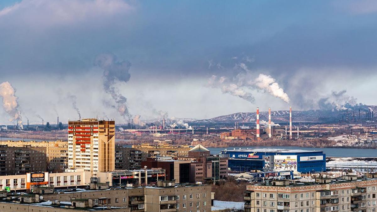Более 70 промышленных предприятий сорвали сроки установки систем контроля выбросов В 12 городах федерального проекта Чистый воздух требование выполнить до 31 декабря 2025 года соблюли лишь около 30 организаций сообщает Росприроднадзор Данные таких систем должны передаваться в государственный реестр Проект Чистый воздух действует с 2019 года и направлен на снижение загрязнения к 2030 году Ранее в 12 городах уже подтверждено сокращение выбросов на 675 460 тонн