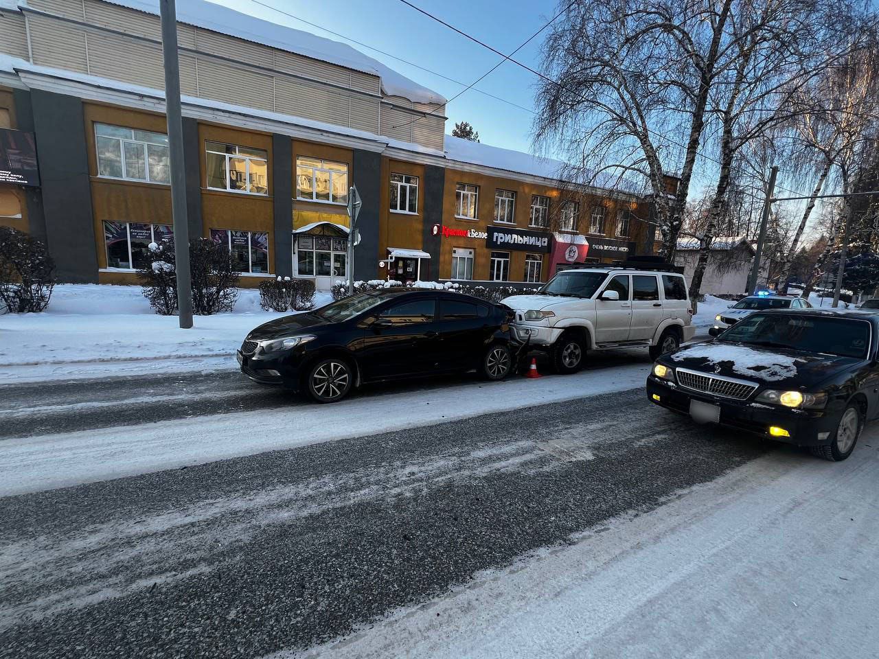 Вчера утром два автомобиля попали в ДТП на пр Коммунистический в Горно Алтайске По данным Госавтоинспекции пенсионер из Чемальского района на УАЗ 29894 не выдержал безопасную дистанцию до движущегося впереди транспортного средства и догнал Kia Cerato за рулем которого находился 48 летний местный житель Позже в республиканскую больницу с сотрясением головного мозга госпитализирована 57 летняя горожанка пассажир иномарки Кроме того медицинская помощь понадобилась водителю автомобиля Kia и его 47 летней пассажирке жительнице с Кызыл Озек госпитализация им не потребовалась Виновник аварии привлечен к ответственности за нарушение ПДД