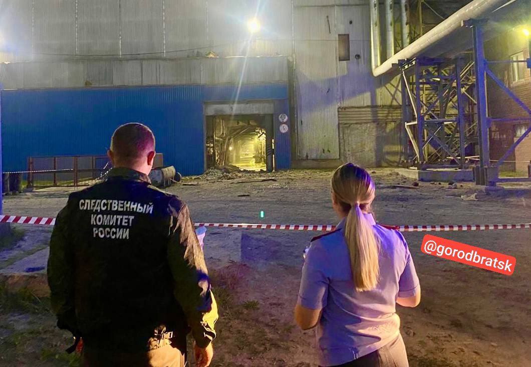 В Ангарске на ТЭЦ-9 пострадала женщина при разрыве резервуара с угольной пылью. В Ангарске на территории ТЭЦ-9 произошел разрыв резервуара с угольной пылью. В результате происшествия пострадала 35-летняя женщина. Она с ожогами доставлена в медицинское учреждение — пресс-служба СУ СКР по Иркутской области. Уголовное дело возбуждено по статье «Нарушение требований охраны труда, повлекшее по неосторожности причинение тяжкого вреда здоровью». На месте происшествия работают следователи-криминалисты, будет изъята техническая и иная документация, назначены необходимые экспертизы, допрошены свидетели #ангарск #нс #скр #тэц