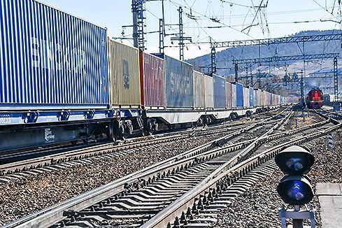 Работники вагонных депо полностью выполнили намеченные на начало года мероприятия плана по повышению надёжности технических средств В январе было зафиксировано 6   отказов 1 й и 2 й категорий на 25 ниже чем в январе 2025 года 4  отказа 3 й категории 7  0   технологических нарушений что не превысило целевых показателей Причинами сбоев стали неисправности тормозного оборудования буксового узла колёсных пар тележки автосцепного устройства На всё это в хозяйстве решено обращать особое внимание в дальнейшей работе по обслуживанию подвижного состава отметил начальник технического отдела службы вагонного хозяйства Александр Кожевников Оценив причины технологических нарушений и повторных отцепок вагонов работники ЗабДИ усилили контроль качества ремонта подвижного состава уделили внимание подготовке тормозного оборудования вагонов и локомотивов провели полное опробованием тормозов в поездах формирования ЗабЖД