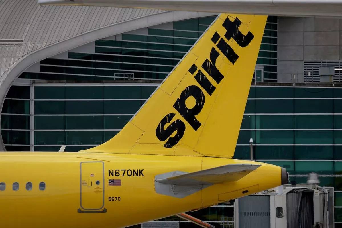 Spirit сокращает флот и закрывает рейсы Spirit Airlines продолжает дробить свой флот и сеть маршрутов Перевозчик договорился с лизинговой AerCap отказаться от 27 самолётов что даст сотни миллионов экономии на операционных расходах и немного разгрузит баланс AerCap ещё и заплатит Spirit 150 млн Сделка нужна для прохождения процедуры банкротства по Главе 11 Кроме того Spirit получает временный доступ к 120 млн долларов и готовит до 475 млн финансирования от своих облигационных держателей Всё это часть плана по оптимизации флота и финансов руководство говорит о переговорах с другими лизингодателями и дополнительных сокращениях Параллельно авиакомпания сворачивает маршруты с 31 октября Spirit уйдёт из Блэдли Hartford и с 1 декабря из Миннеаполиса MSP Сокращения по стране уже затронули десятки аэропортов а в ноябре планируется 25 сокращение расписания и увольнение трети бортпроводников Ситуация показывает что Spirit до сих пор в процессе перезапуска но долговое давление и необходимость экономить вынуждают компанию действовать радикально Пассажиры и аэропорты очевидно останутся без части рейсов а устойчивость бизнеса все ещё остаётся под вопросом Продолжаем следить сможет ли авиакомпания во второй раз выйти из банкротства FlightMode