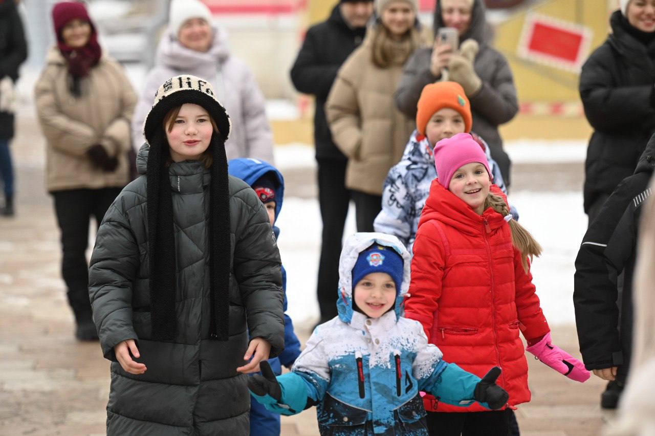 В Туле работает экспозиция Национального центра «Россия».   Стенд региона представлен в Музейном квартале.  В течение всех новогодних каникул жителей и гостей областного центра здесь встречают Дед Мороз и Снегурочка, а в туристско-информационном центре проходят различные мастер-классы.  Сегодня здесь прошла Рождественская программа, ее посетили дети наших участников СВО. Мальчишки и девчонки приняли участие в праздничных активностях, а еще и получили рождественские подарки от тульских предпринимателей.   Отмечу, что в числе мер поддержки, которые действуют в Тульской области для участников СВО и их семей, есть бесплатное посещение региональных культурных мероприятий.   Благодарю всех неравнодушных представителей бизнеса за помощь и поддержку наших героев, выполняющих непростую боевую работу, а также членов их семей.