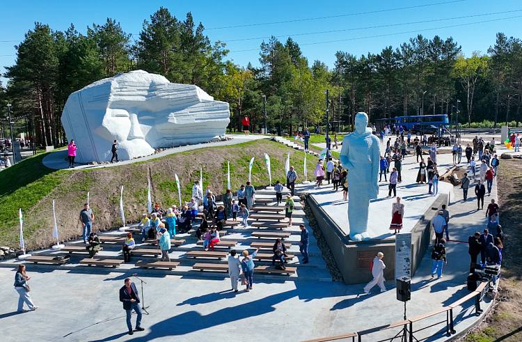 Приморские города готовятся к благоустройству общественных пространств   В Приморье с наступлением тепла во всех муниципалитетах края начнут благоустраивать парки, скверы и аллеи. А в шести городах Приморья ожидается значительное преображение общественных пространств. В списке – города, где реализуются мастер-планы по поручению Президента России.   Во Владивостоке на острове Русском, активно развиваются велоинфраструктура и рекреационные зоны. Осенью прошлого года была открыта новая велодорожка длиной более четырех километров, соединяющая кампус ДВФУ с мысом Ахлестышева. В этом году планируется продолжение работ: проектируется 6,5 километров нового веломаршрута, который будет включать не только саму дорожку, но и зоны отдыха, видовые площадки, велосветофоры и освещение.   Реконструкция парка Минного городка также уже началась. По концессионному соглашению здесь планируется создание зоны для занятий спортом на открытом воздухе, а также первая часть зоны детских аттракционов и гастропроменада. Это станет отличным местом для семейного отдыха и активного досуга.   В Артеме обновилась Площадь Ленина, где появился новый пешеходный фонтан. В текущем году запланирована замена существующих покрытий площади и тротуаров, что сделает это пространство более привлекательным для горожан и гостей. «В 2025 году города Приморья станут еще более комфортными и привлекательными для жизни и отдыха. Мы уверены, что эти изменения положительно скажутся на качестве жизни жителей и станут стимулом для развития туризма в Приморье. Мы будем продолжать работать над реализацией мастер-планов и привлечением дополнительных инвестиций, чтобы наши города преображались», — подчеркнул министр экономического развития Андрей Блохин.   Об остальных городах, где планируется благоустройство читайте в нашей новости.