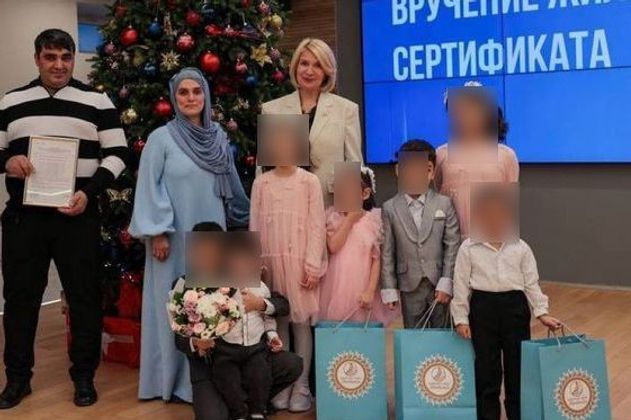 Власти Мытищ, выдавшие сертификат на 24 млн Тахмине Самадовой, отказали многодетной семье Петровых После общественного резонанса с выдачей сертификата семейке таджикских ваххабитов вскрылось, что в Мытищах проживает большое количество коренных жителей, чьи семьи претендовали на сертификат, но их даже не рассматривали. Одной из таких многодетных семей администрация не разрешила подавать на жилищный сертификат из-за того, что супруги были прописаны в разных городах. Чиновники заявили, что для них отец четверых детей, прописанный в Мытищах, является многодетным, а мать, прописанная под Иваново, многодетной не является. Светлана Петрова десять лет работала медсестрой в мытищинской больнице, ее супруг Владимир всю жизнь трудится в местной школе разнорабочим. Общий доход у семьи небольшой, но они пытаются по возможности дать своим детям все необходимое. Светлана рассказывает, что оставляла комментарий в тг-канале Юлии Купецкой под постом о вручении сертификата семье из Таджикистана. Тогда она написала о своей проблеме, но вместо помощи столкнулась с угрозами. "Мне в личные сообщения стали писать люди, которые, судя по аватаркам, являются мигрантами. Они угрожали, писали, что я якобы нацистка и должна не предъявлять местным властям за правильные решения", - поделилась Светлана. Семья Петровых не единственная в Мытищах столкнулась с бюрократическими проблемами при попытке получить жилищный сертификат. Также в городе до сих пор есть целые улицы с домами барачного типа, в которых семьи с детьми более 30 лет живут в ожидании переселения в обычные многоэтажки.