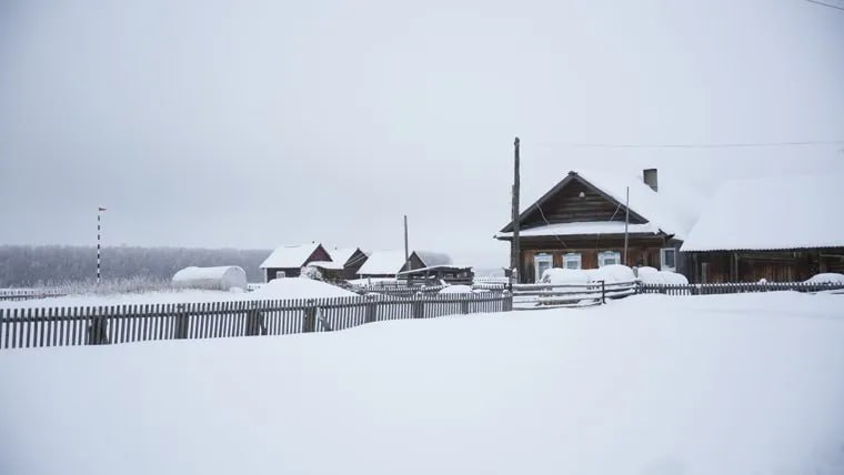 В отдаленном тюменском селе появилось централизованное электроснабжение   Энергетики завершили подключение села Тугалово Уватского района, где ранее электроэнергию подавали с ограничениями по времени и мощности. Тобольский филиал СУЭНКО реализовал проект в рамках стратегии улучшения жизни в труднодоступных районах области. Запуск новой подстанции прошел при участии главы Уватского района Вячеслава Елизарова.   «13 лет назад мы впервые зашли на эту территорию и начали обслуживание электростанции, а сегодня с нуля провели сюда стабильное энергоснабжение», — отметил директор энергокомпании Данил Анучин.    : пресс-служба администрации Уватского муниципального района Тюменской области