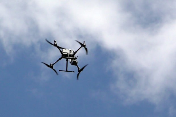 Под Волгоградом обнаружили новые повреждения в результате ночной атаки БПЛА Еще одни повреждения домов нашли в садоводческом товариществе Волжского Пострадавших нет В результате дополнительного обследования территории после падения обломков зафиксировано повреждение 2 х частных домовладений в СНТ Цветущий сад Волжского Об этом сообщили в администрации города спутника Уточняется что в одном из зданий выбиты оконные стекла В СНТ никто не пострадал Экстренные службы оперативно провели работы по уточнению повреждений и ликвидации последствий