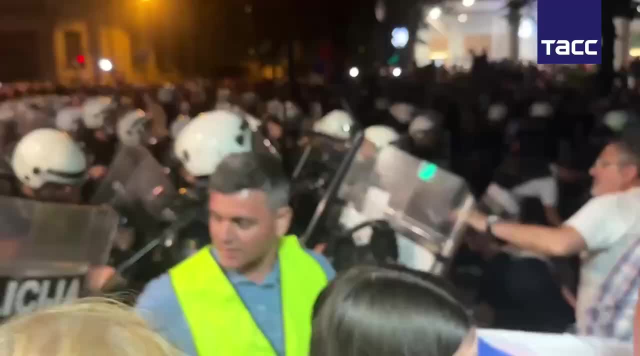 Протесты в Белграде: столкновения с полицией у администрации президента и парламента
