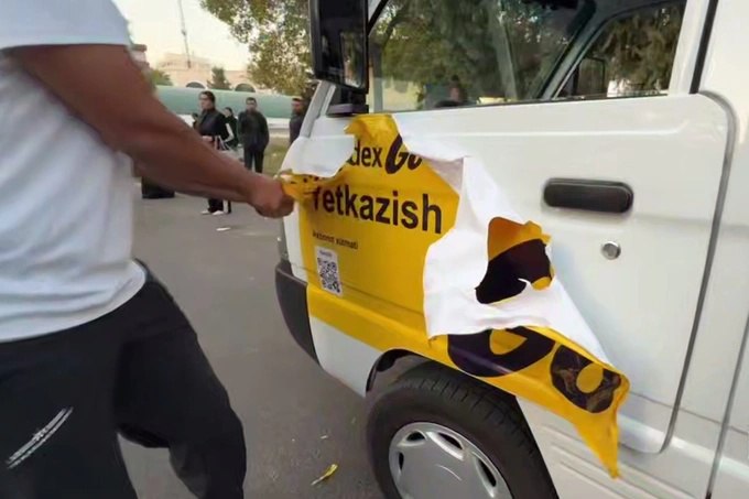 В Ташкенте проходят рейды против незаконной рекламы на автомобилях Хокимият столицы совместно с УБДД и Комитетом по конкуренции проверяет соблюдение закона О рекламе Во время мониторинга выявили автомобили с незаконной рекламой С водителями проведена разъяснительная работа в отношении нарушителей приняты меры в рамках законодательства В хокимияте напомнили что для легального размещения рекламы требуется паспорт рекламного места www spot uz ru 2025 10 23 car advertisement Telegram Instagram YouTube