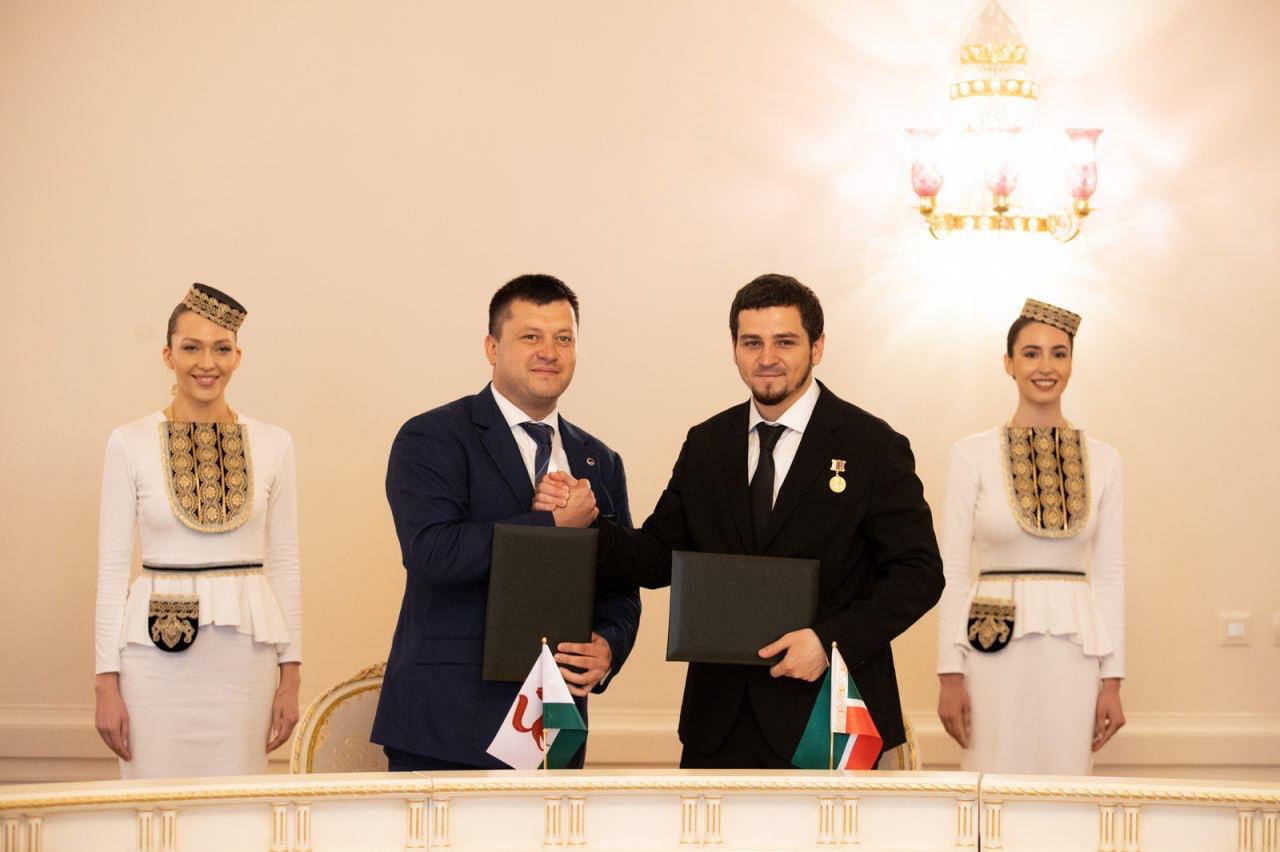 Рамзан Кадыров упомянул Ратмира Мавлиева Он поздравил мэра Грозного Хас Магомеда Кадырова с победой и отметил Первое место Хас Магомед Кадыров занял по результатам исследования деятельности мэров 88 городов России включая столицы субъектов и крупнейшие финансово промышленные центры Также в тройку лидеров рейтинга вошли мэры городов Москвы и Уфы Сергей Собянин и Ратмир Мавлиев Спутник FM Уфимская Волна