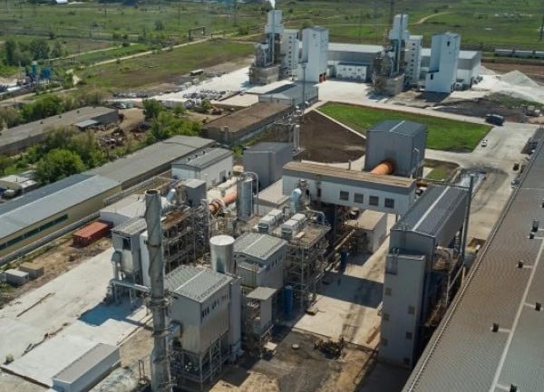 В Саратовской области запустят первое в РФ производство по утилизации промышленной пыли Речь идет о выпуске оксида цинка из сталеплавильной пыли Завод Экоцинк планирует ежегодно перерабатывать более 100 тысяч тонн отходов и получать до 30 тысяч тонн продукта Вельц оксид цинка применяют в медицине и косметологии как антисептический и защитный компонент в кремах мазях и присыпках в легкой и тяжелой промышленности как наполнитель и краситель для резины полимеров бумаги и лакокрасочной продукции Реализация проекта позволит существенно снизить объем промышленных отходов в регионе и станет примером комплексного внедрения принципов циркулярной экономики в металлургической отрасли Подробнее Подпишись на MASHNEWS