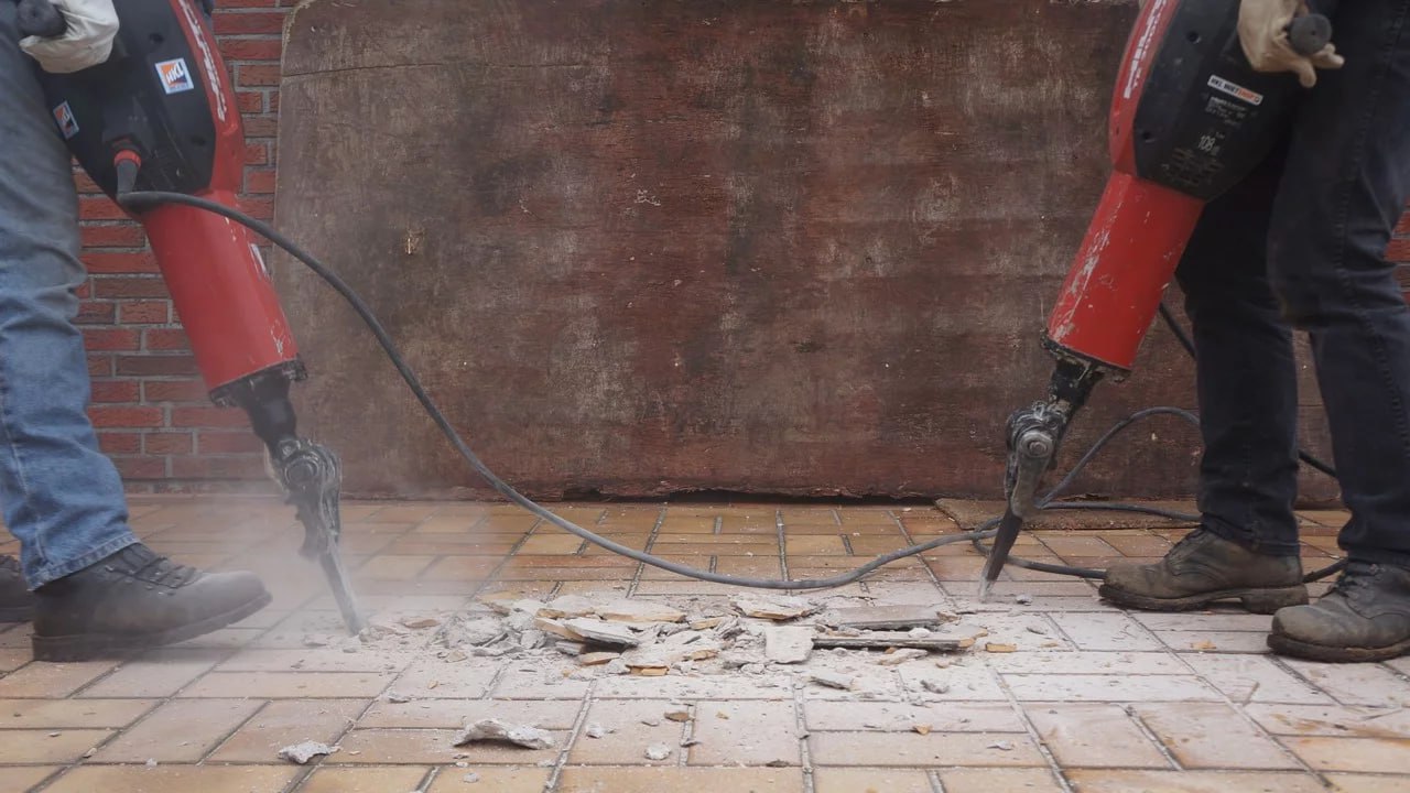 Жителей Челябинской области предупредили о штрафах за шум в новогодние праздники Праздники не освобождают от ответственности за шум поздно вечером и ночью Об этом предупреждает полиция В МВД напомнили когда действует закон о тишине и что грозит нарушителям В рабочие дни шуметь запрещено с 22 00 до 06 00 В выходные дни то есть субботу и воскресенье а также в нерабочие праздничные дни соблюдать законодательство следует с 23 00 до 08 00 В это время запрещается включать на максимум звук телевизора радиоприемника и магнитофона использовать звукоусилители Нельзя громко играть на музыкальных инструментах кричать свистеть и петь Запуск пиротехники и работающая на весь двор автосигнализация тоже нарушение А еще в часы тишины под запретом ремонт строительные работы разгрузка и погрузка грузов Тех кто не соблюдает правила могут наказать Штраф для физического лица от 1 000 до 5 000 рублей для юридического от 10 000 до 100 000 рублей сообщила юрисконсульт правового отдела УМВД России по Магнитогорску Татьяна Панова Фото pxhere com Подписывайтесь на Вести Южный Урал в MAХ