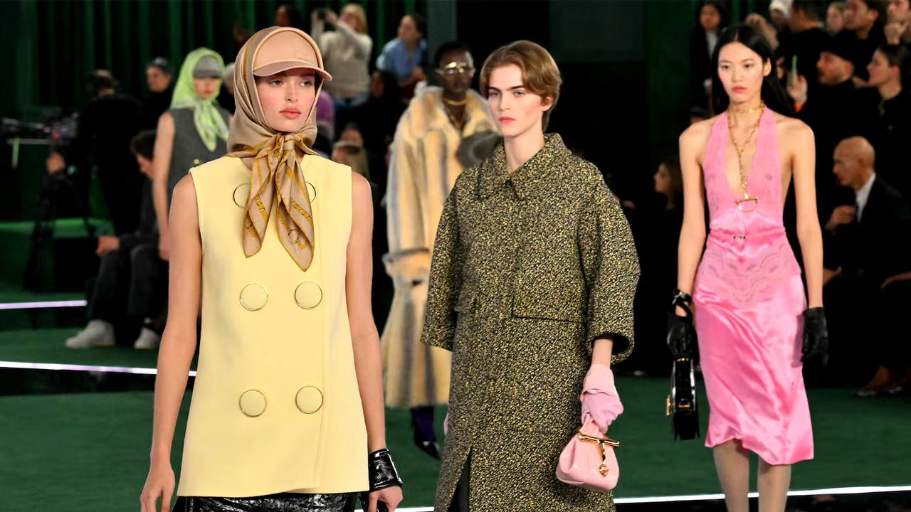 Gucci переживает очередной кризис — продажи бренда в первом квартале 2025 года упали на 25%. На этом фоне Kering сообщил, что новый креативный директор Демна Гвасалия впервые представит свое «видение» итальянского Дома уже в сентябре. Перед этим дизайнер завершит свое десятилетнее пребывание в Balenciaga показом кутюрной коллекции в июле. Согласно последнему отчету, дела у группы Kering в целом идут не очень — общие продажи снизились на 14%, поскольку Saint Laurent и Balenciaga и другие активы пострадали от снижения спроса на предметы роскоши и введения торговых пошлин со стороны США. Финансовый директор компании Армель Пулу прогнозирует еще одно двузначное снижения выручки во втором квартале.