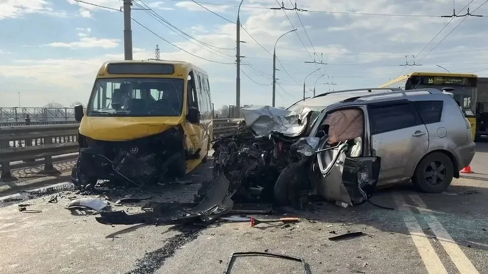 К счастью резонансное ДТП на проспекте Октября в Ярославле обошлось без жертв Рано утром молодой водитель на Mitsubishi выехал на встречку и с хряском столкнулся с рейсовой Газелью полную людей В больницу доставлены оба водителя и 9 пассажиров автобуса Всем кто садится за руль следует помнить что техника лишь инструмент а безопасность начинается с головы   УМВД России по Ярославской области Мы в МАХ подписаться и знать больше