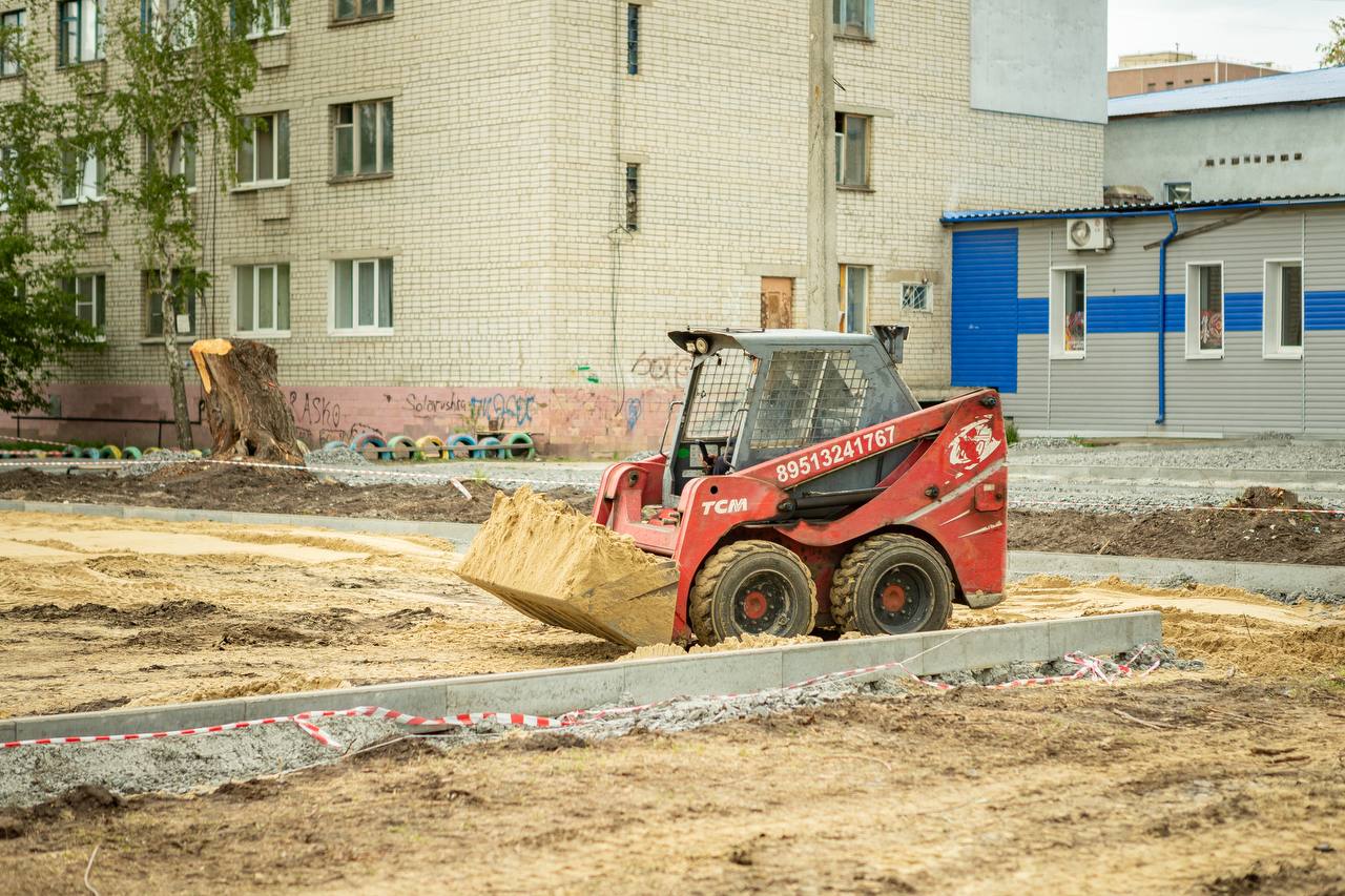 Приступили к строительству новой спортивной площадки. Она будет располагаться на территории детско-юношеской спортивной школы "Виктория". Строительство ведется по федеральному проекту «Бизнес-спринт Я выбираю спорт ». Ранее был проведён конкурс для выбора подрядчика. Сейчас он приступил к строительным работам. Также приняли решение о благоустройстве территории и обустройстве легкоатлетической беговой дорожки длиной 60 метров. На закупку и установку оборудования из федерального, регионального и муниципального бюджетов было выделено почти 13 млн рублей. Кроме того, из городского бюджета дополнительно выделено ещё 4 млн рублей на подготовку основания для установки площадок и проведение подготовительных работ. На данный момент проведена разметка территории, установлены и забетонированы бордюры по периметру беговой дорожки и воркаута, завезены щебень и песок. Кроме того, идёт подготовка подстилающих слоёв. Подписывайтесь: