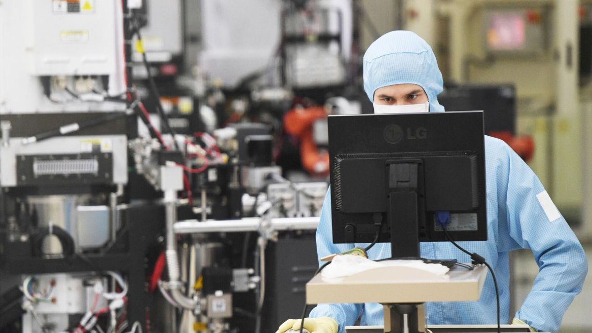 Минпромторг хочет софинансировать затраты на внедрение PLM систем Коснется эта инициатива предприятий электронной отрасли а запущена программа софинансирования затрат на приобретение и внедрение готовых PLM систем в 2026 году Об таких планах заявил глава департамента цифровых технологий Минпромторга Владимир Дождев К такой идее министерство пришло проанализировав ситуацию в промышленности  только 17 предприятий отрасли уже используют PLM системы  еще 17 компаний уже занимаются внедрением таких систем  40 планируют запустить проекты по их внедрению в ближайшие три года При этом средняя стоимость проектов по внедрению PLM систем оценена приблизительно в 300 млн рублей а срок внедрения составляет около трех лет Также компании внедрившие PLM системы должны будут ежегодно тратить около 45 млн рублей на их поддержку По оценке участников рынка  около 56 этих затрат приходятся на создание необходимой инфраструктуры  23 на интеграцию с другими системами и оборудованием  10 на миграцию данных  а на лицензии придется потратить всего около 2 от общей стоимости проекта По словам Дождева именно средняя стоимость таких проектов является основным фактором препятствующим быстрому переходу промышленности на эти технологии а потому министерство собирается запустить меры господдержки Но проблемы есть еще и с MES системами их используют только около 36 компаний электронной отрасли По другим системам ситуация выглядит следующим образом  ERP системы используют 73 предприятий отрасли и в 82 случаев речь идет об отечественном ПО  CAM системы используют 60 компаний и около 66 из них продукты российских разработчиков В отрасли считают что российские ERP системы уже закрывают критически важный функционал а CAD CAE EDA решения еще нужно доработать для закрытия критически важного функционала И особенно серьезной доработки требуют отечественные MES и CAE системы   МашТех