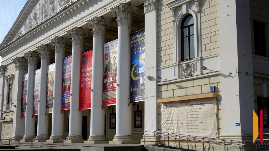 В Воронежской области сформировали перечень приоритетных объектов капстроительства Он станет основой для областной инвестиционной программы на 2026 2028 годы и поможет согласовать бюджет с развитием территории На основе заявок муниципалитетов и министерств в перечень было включено 130 объектов 71 из которых оказались в числе приоритетных По результатам оценки их актуальности лидерами стали Воронежский театр оперы и балета и визит центр в Россоши Больше всего проектов в сфере образования Перечень будет обновляться ежегодно но изменения не будут превышать 20 от общего числа объектов Подписывайтесь на канал РИА Воронеж в Max