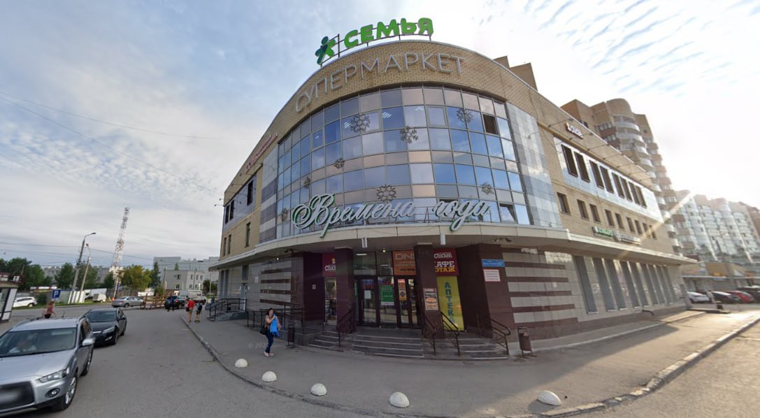 Суд отказал мэрии Перми в сносе киоска у ТЦ Времена года Краевой арбитражный суд отказал администрации Перми в демонтаже нестационарных торговых объектов у торгового центра Времена года расположенному на ул Докучаева 42б Власти требовали освободить парковочные места для посетителей ТЦ в том числе для инвалидов путем сноса киоска Речь идет о двух участках Площадь одного из них 3 3 тыс кв м он находится под самим зданием торгового комплекса Площадь второго составляет 158 кв м который располагается под самим спорным нестационарным объектом Суд вынес решение 22 октября его мотивировочная часть пока не готова rbc perm