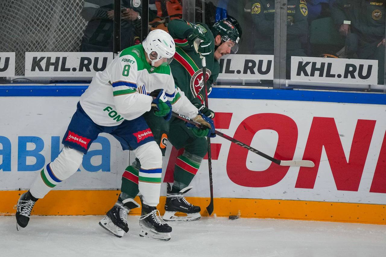 Ак Барс обыграл Салават Юлаев в очередном Зеленом дерби сезона Ак Барс обыграл Салават Юлаев в рамках Зеленого дерби регулярного чемпионата КХЛ в Казани со счетом 6 3 Голами в составе казанцев отметились Семен Терехов Кирилл Семенов Александр Хмелевский Дмитрий Яшкин Артемий Князев и Дмитрий Кателевский У уфимцев отметились Денис Ян Артур Фаизов Девин Броссо и Артем Горшков Читать полностью